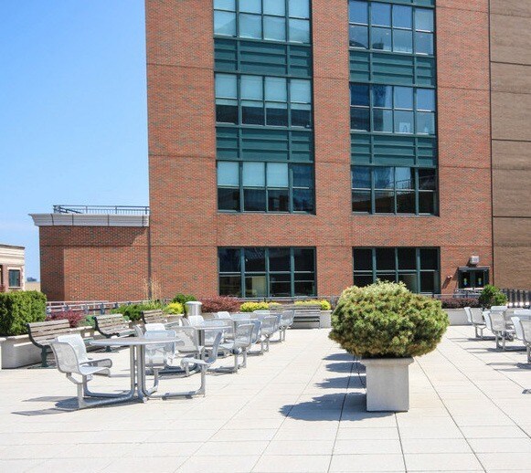 27-01 Queens Plz N, Long Island City, NY à louer - Photo de l’immeuble – Image 1 sur 4