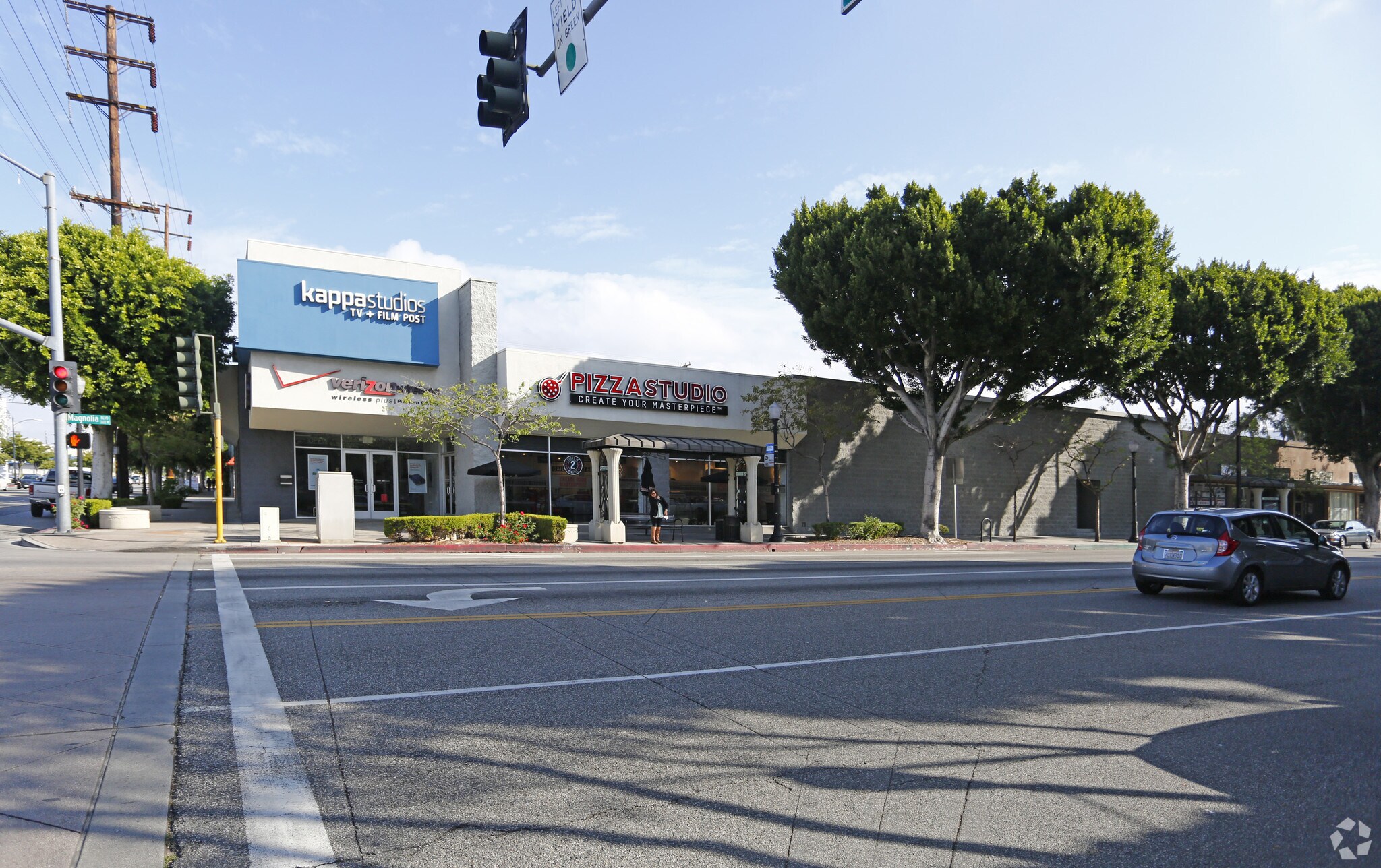 3619 W Magnolia Blvd, Burbank, CA à louer Photo principale– Image 1 sur 5