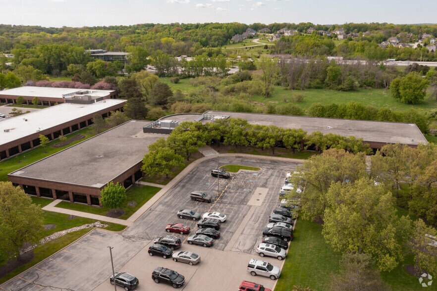 100 N Corporate Dr, Brookfield, WI à louer - Photo de l’immeuble – Image 2 sur 6