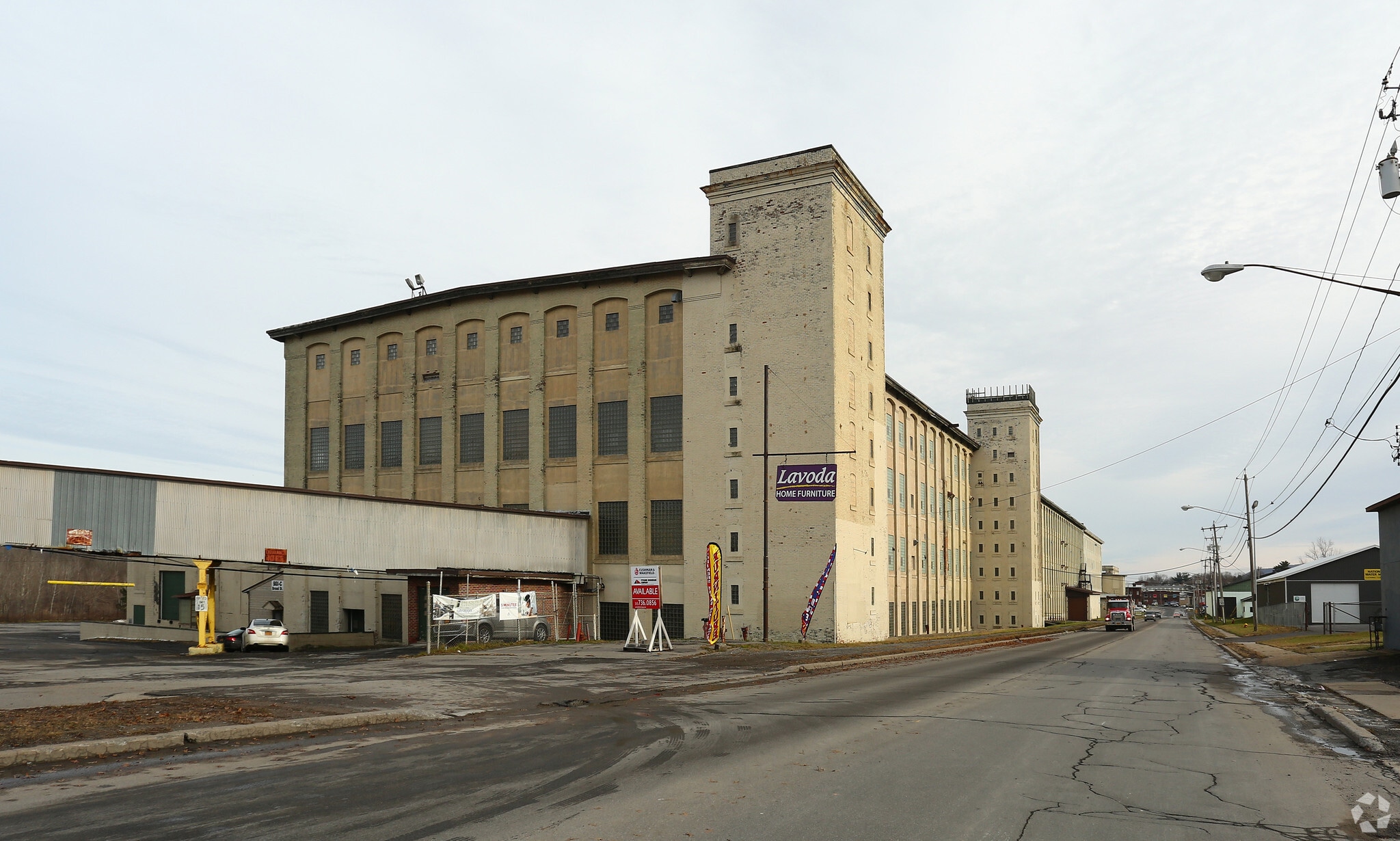 901-1001 Broad St, Utica, NY à louer Photo principale– Image 1 sur 9