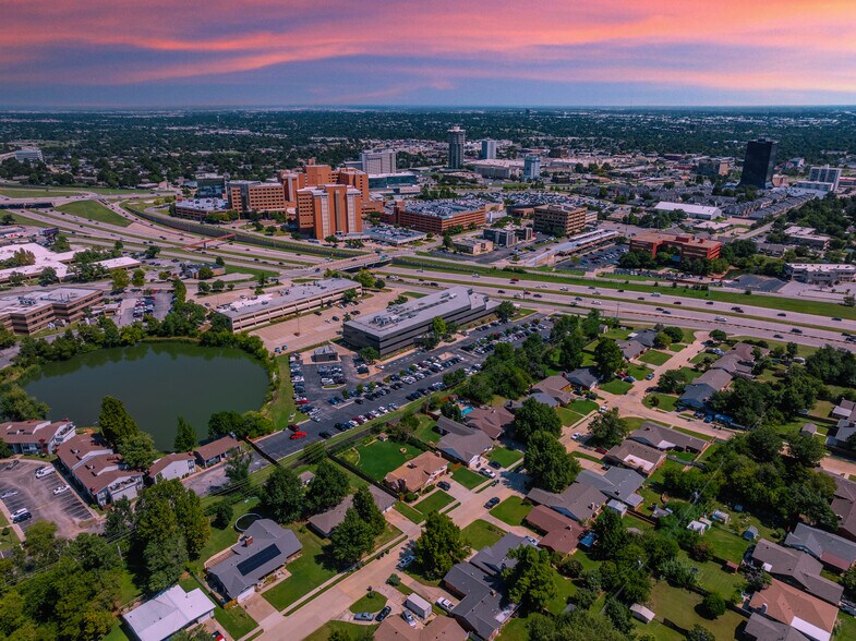 5555 NW Grand Blvd, Oklahoma City, OK à vendre - Photo de l’immeuble – Image 1 sur 12