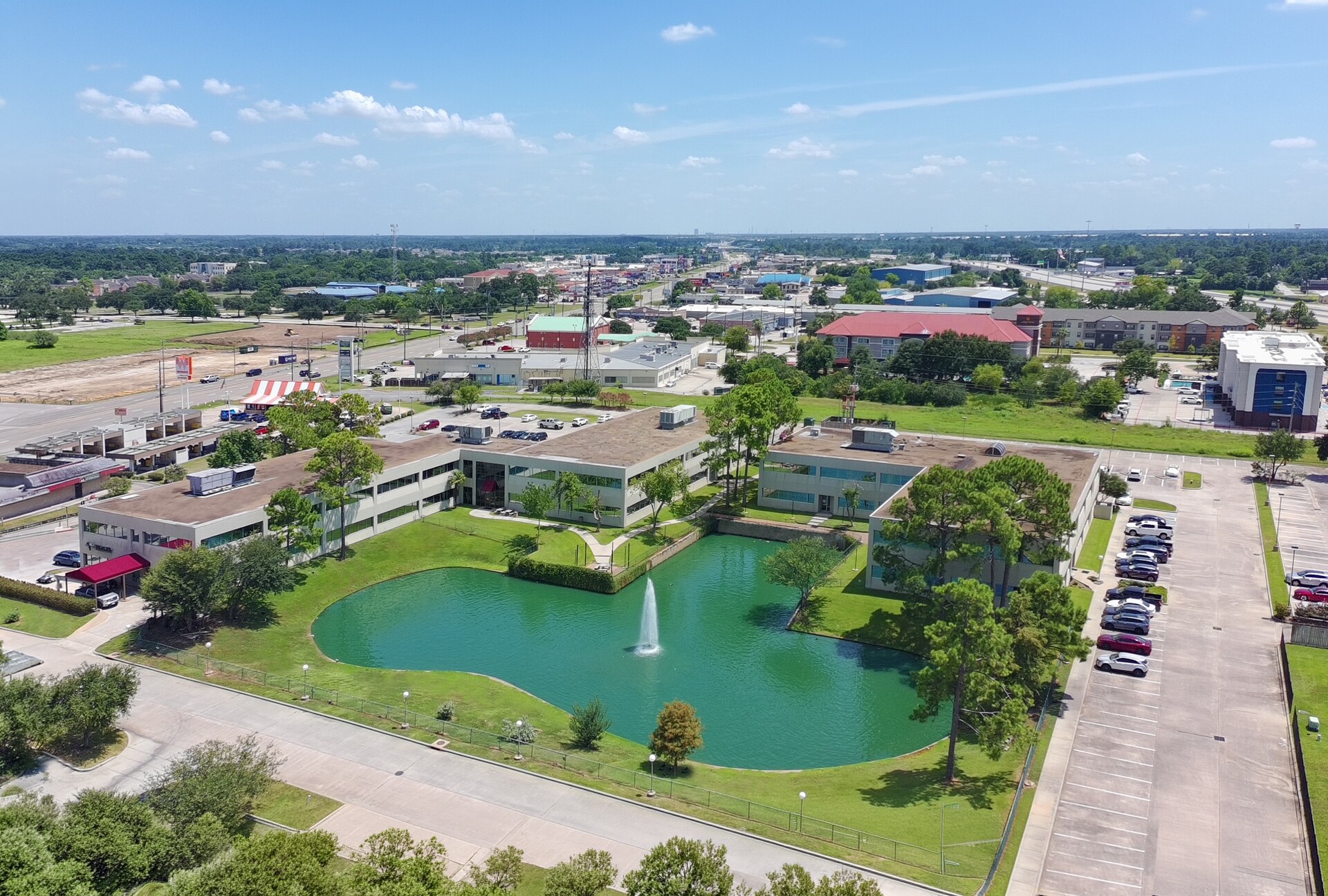 14011 Park Dr, Tomball, TX à louer Photo de l’immeuble– Image 1 sur 23