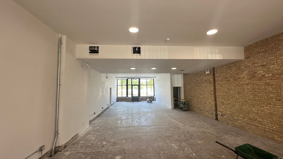 6411 W Irving Park Rd, Chicago, IL à louer - Photo de l’immeuble – Image 2 sur 4