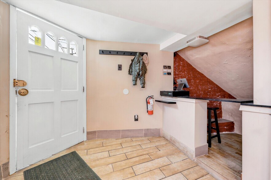 401 S Springfield Rd, Clifton Heights, PA à vendre - Photo intérieure – Image 3 sur 44