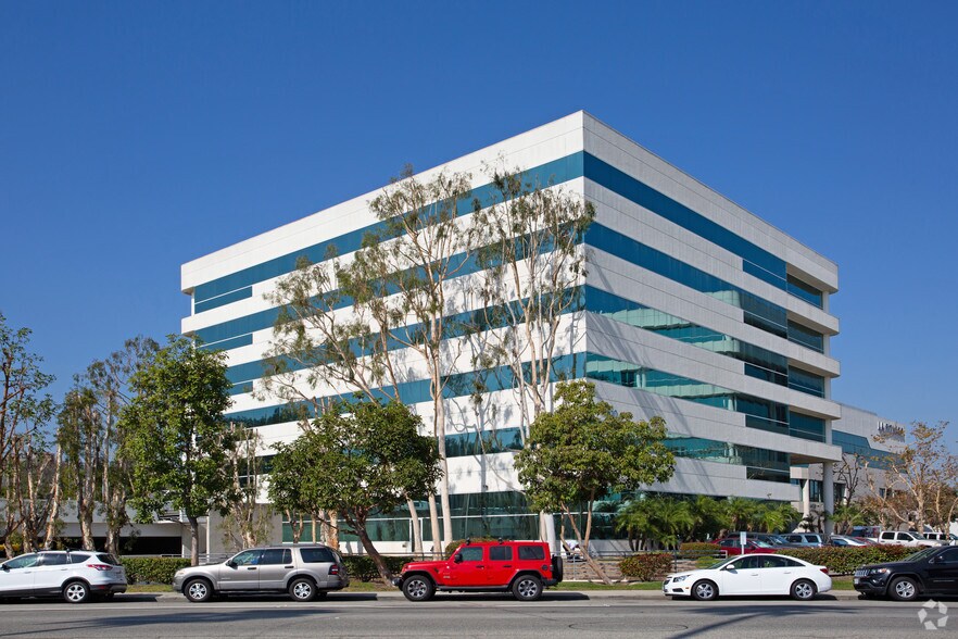 4510 E Pacific Coast Hwy, Long Beach, CA à louer - Photo de l’immeuble – Image 1 sur 5