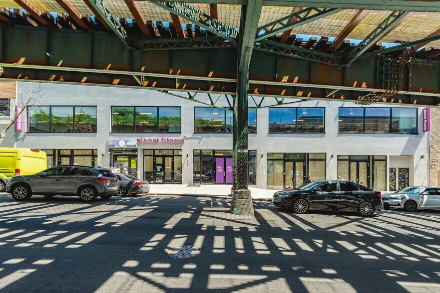 2070 Jerome Ave, Bronx, NY à vendre - Photo de l’immeuble – Image 2 sur 9