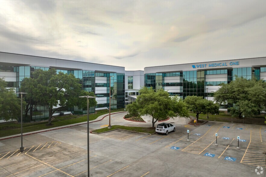 12121 Richmond Ave, Houston, TX à louer - Photo de l’immeuble – Image 3 sur 4