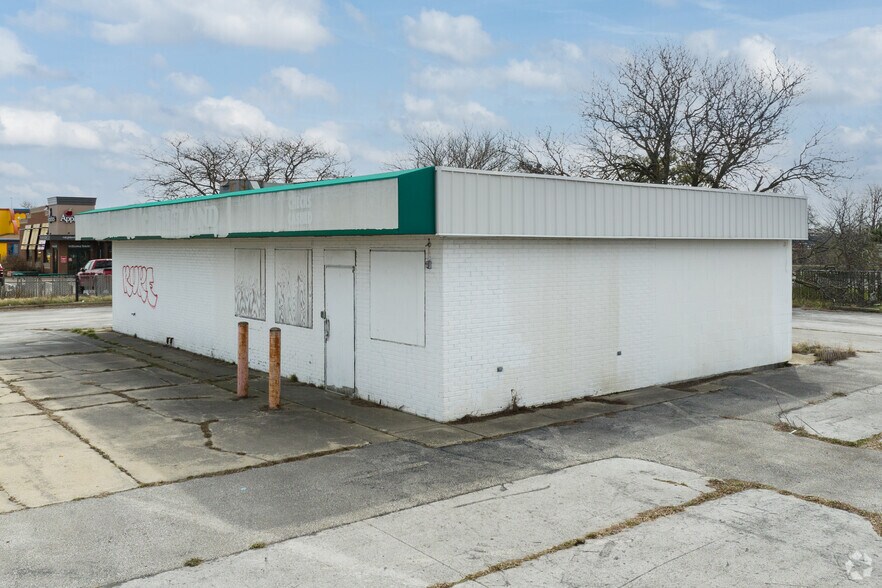 246 E Alexis Rd, Toledo, OH à vendre - Photo de l’immeuble – Image 2 sur 6