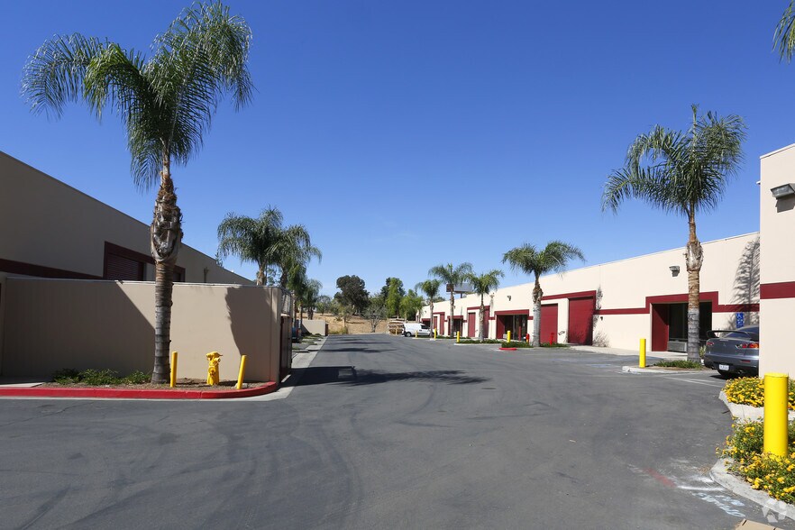 18630 Collier Ave, Lake Elsinore, CA à louer - Photo de l’immeuble – Image 3 sur 11
