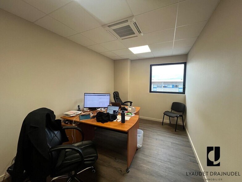 Local d'activités dans Le Coteau à vendre - Photo de l’immeuble – Image 3 sur 9