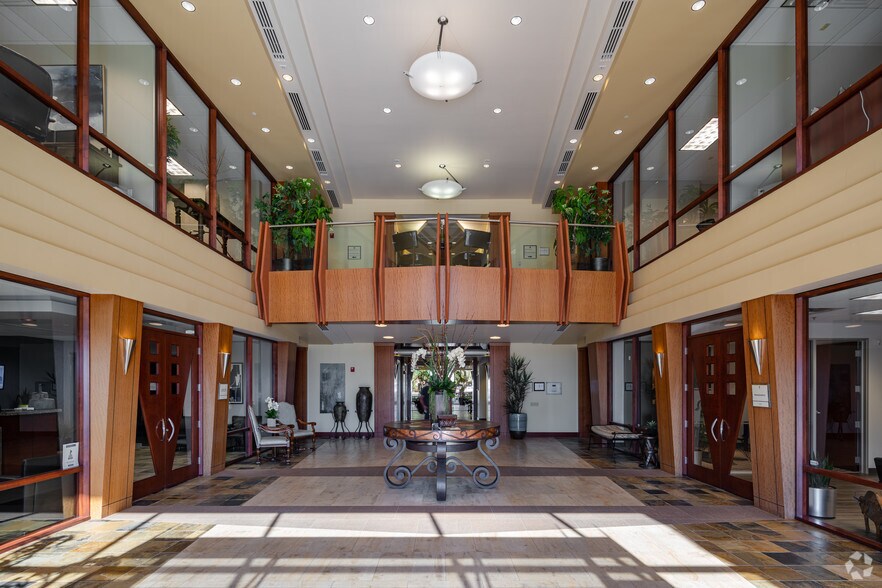 17015 N Scottsdale Rd, Scottsdale, AZ à louer - Photo de l’immeuble – Image 2 sur 11