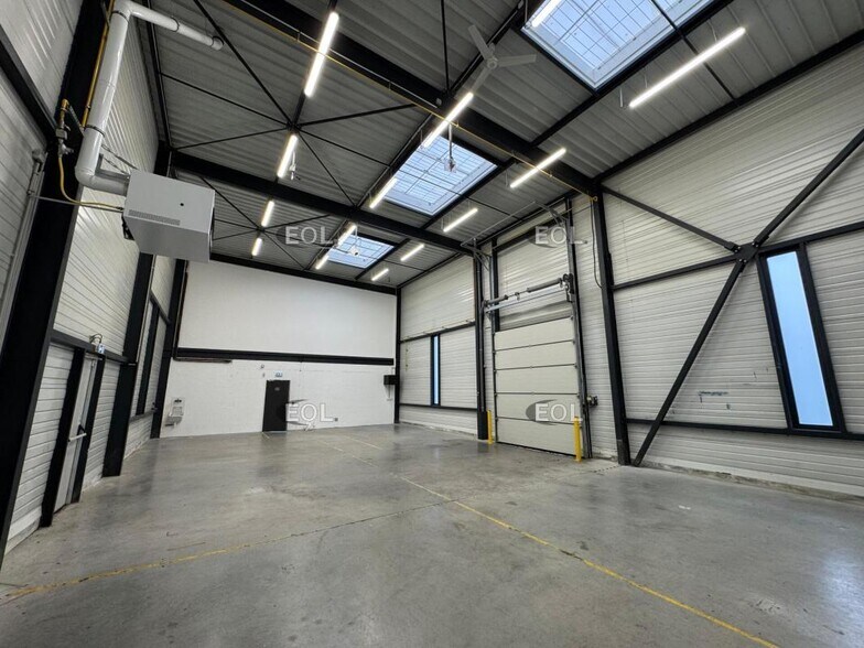 Local d’activités dans Fontenay-Trésigny à louer - Photo de l’immeuble – Image 2 sur 8