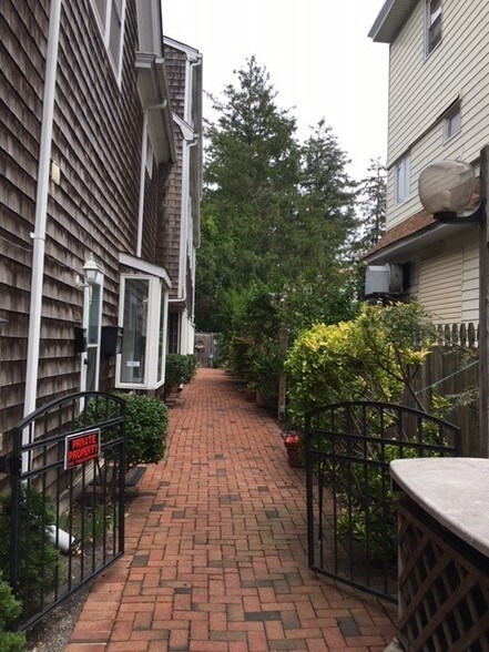 15 Bellport Ln, Bellport Village, NY à vendre - Photo de l’immeuble – Image 3 sur 9