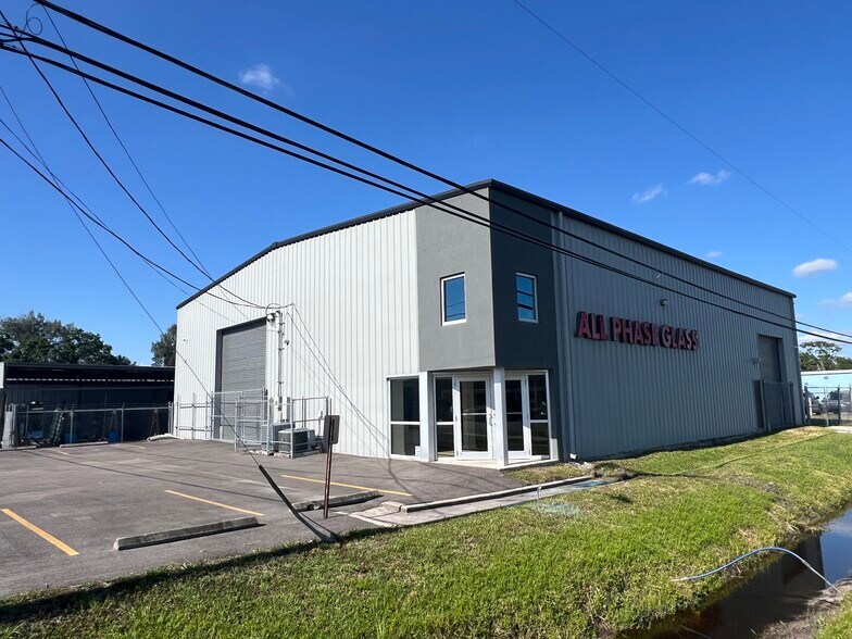 5001 N Coolidge Ave, Tampa, FL à louer - Photo de l’immeuble – Image 1 sur 43
