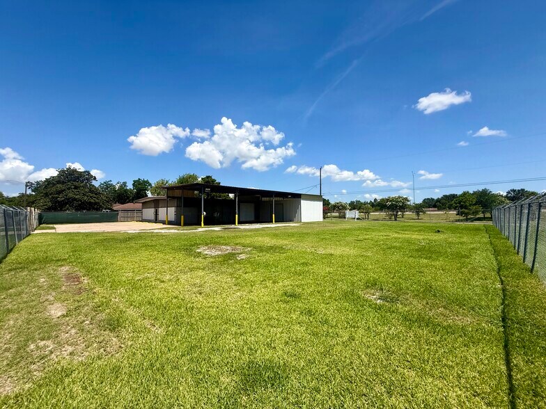 204 Schilling St, Baytown, TX à louer - Photo de l’immeuble – Image 3 sur 16