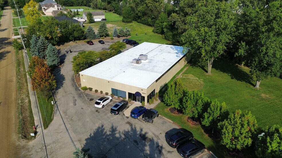 45570 Maben Rd, Canton, MI à louer - Photo de l’immeuble – Image 1 sur 6