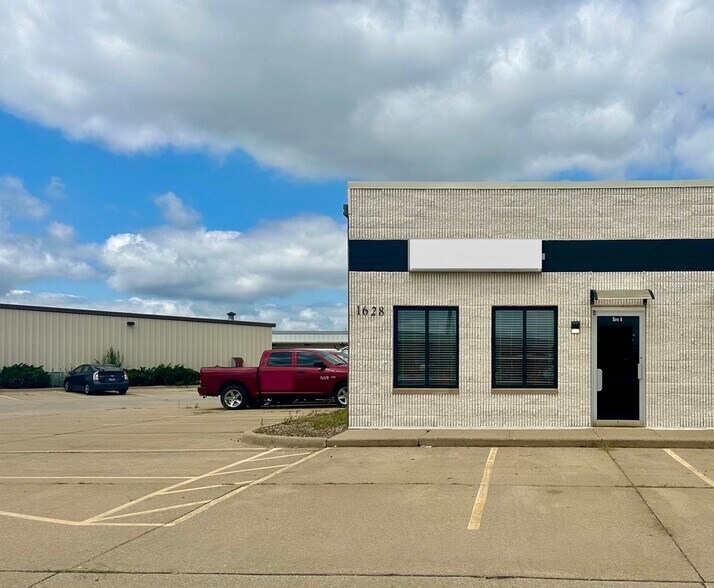 1628 Commerce Pky, Bloomington, IL à louer - Photo de l’immeuble – Image 2 sur 13