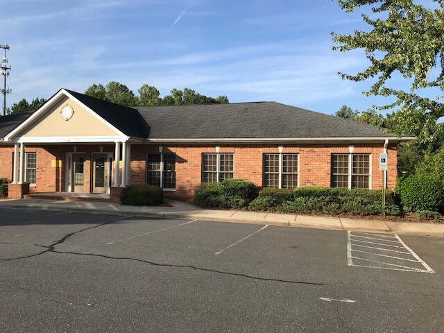2536 Plantation Center Dr, Matthews, NC à louer - Photo de l’immeuble – Image 3 sur 9
