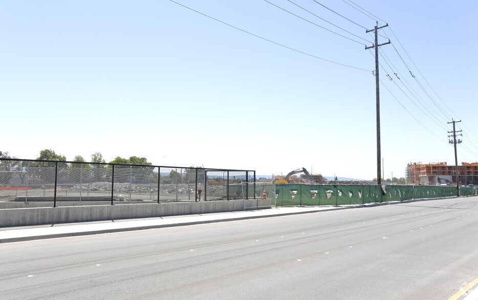 730-750 E Capitol Ave, Milpitas, CA à louer - Photo de l’immeuble – Image 2 sur 45