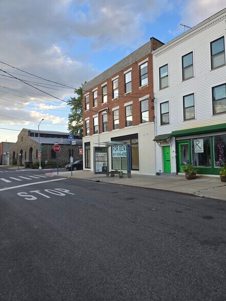 72 Van Dyke St, Brooklyn, NY à louer - Photo de l’immeuble – Image 3 sur 13