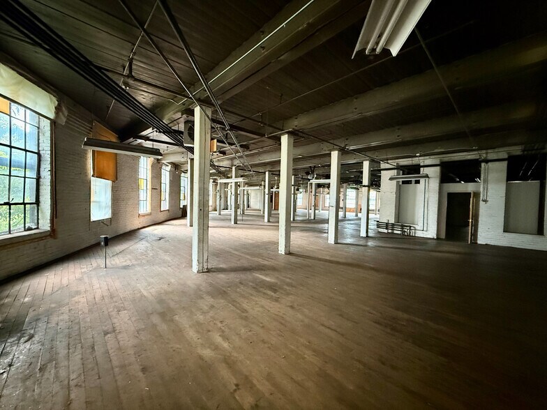 110 Winter St, Holyoke, MA à louer - Photo de l’immeuble – Image 3 sur 9