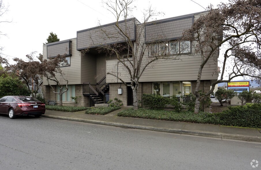 1060 Crater Lake Ave, Medford, OR à louer - Photo de l’immeuble – Image 2 sur 3