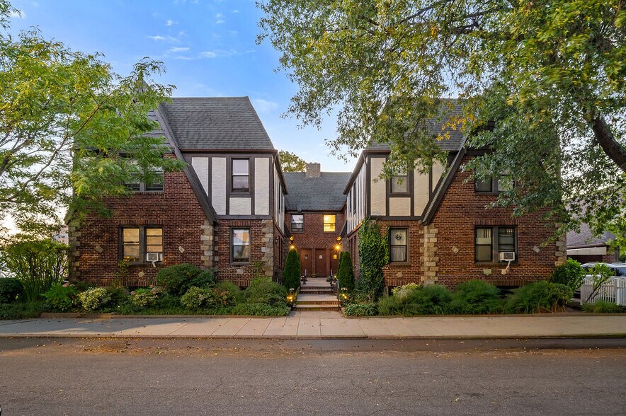 4324 208th St, Bayside, NY à vendre - Photo de l’immeuble – Image 1 sur 15