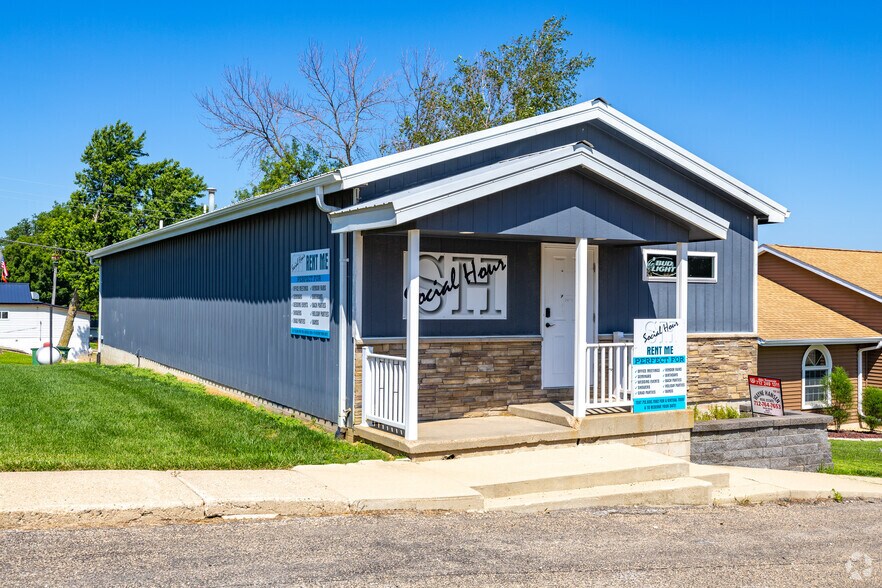 124 S 4th Ave, Dedham, IA à vendre - Photo de l’immeuble – Image 2 sur 3