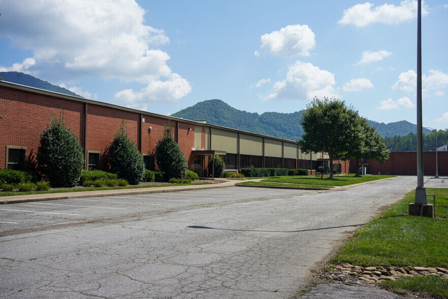 400 Kellys Creek Rd, Rabun Gap, GA à louer - Photo de l’immeuble – Image 3 sur 15