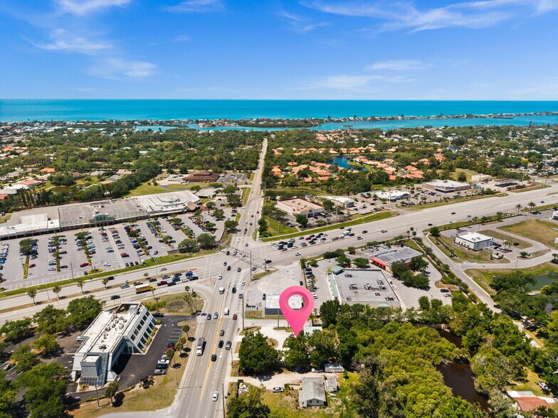 109 Laurel Rd, Nokomis, FL à vendre - Photo principale – Image 1 sur 5