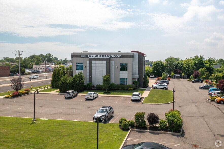 3235 Hempstead Tpke, Levittown, NY à vendre - Photo de l’immeuble – Image 2 sur 9