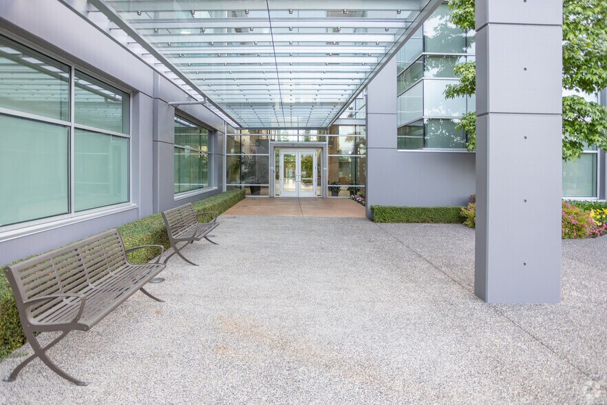 13888 Wireless Way, Richmond, BC à louer - Photo de l’immeuble – Image 2 sur 9
