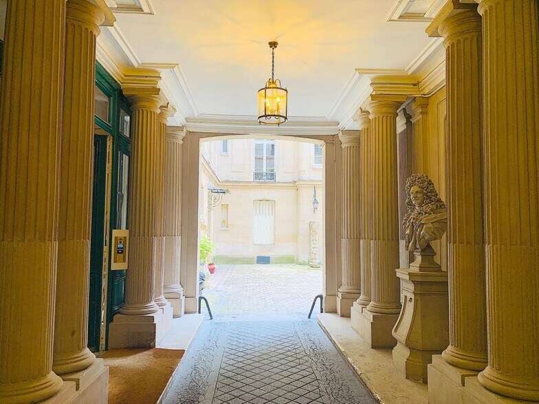 15 Rue De Marignan, Paris à louer - Hall d’entrée – Image 2 sur 5