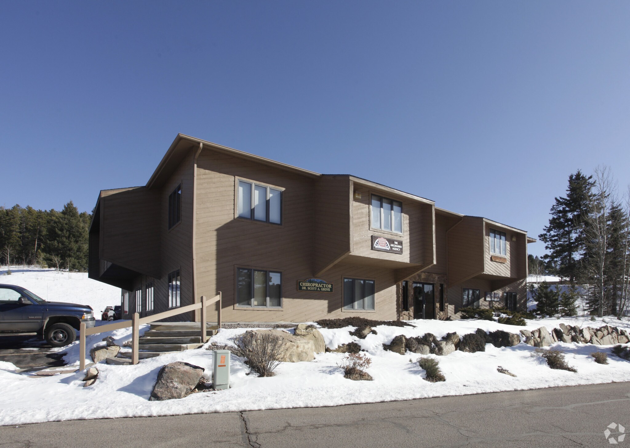 CONIFER SQUARE -$ 1,400,000 portefeuille de 2 biens à vendre sur LoopNet.fr Photo principale– Image 1 sur 10