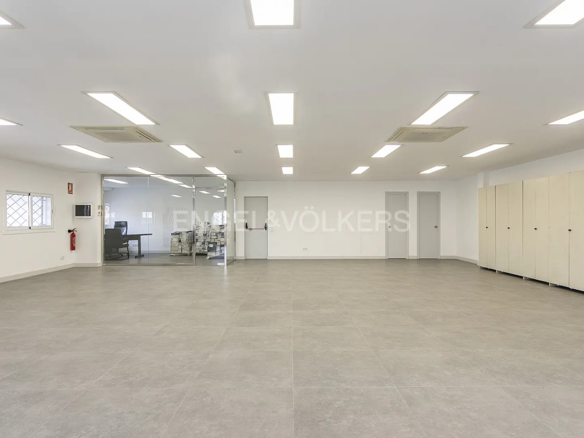 Carrer Del Mercuri, 4, Cornellà de Llobregat, BAR 08940 - Lot 02 -  - Photo intérieure - Image 1 of 22