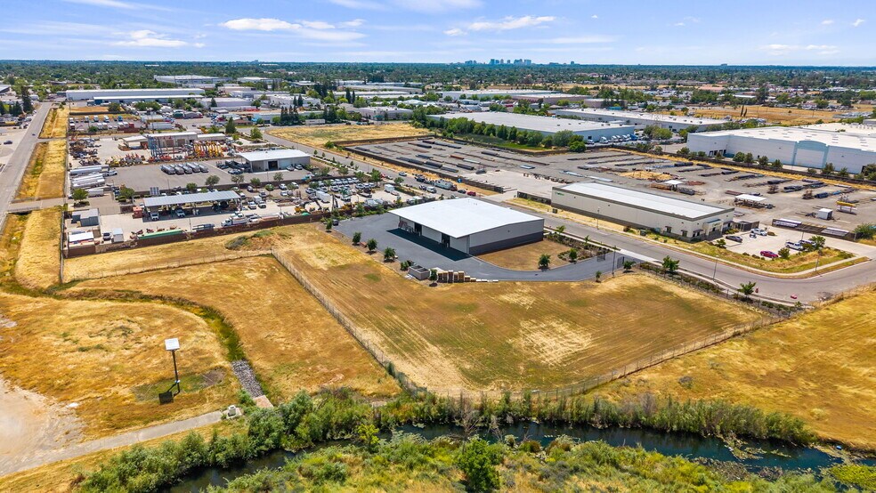 4930 Straus Dr, Sacramento, CA à louer - Photo de l’immeuble – Image 3 sur 7