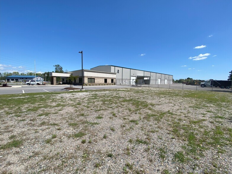 961 Michael Dr, Chesapeake, VA à vendre - Photo de l’immeuble – Image 1 sur 1