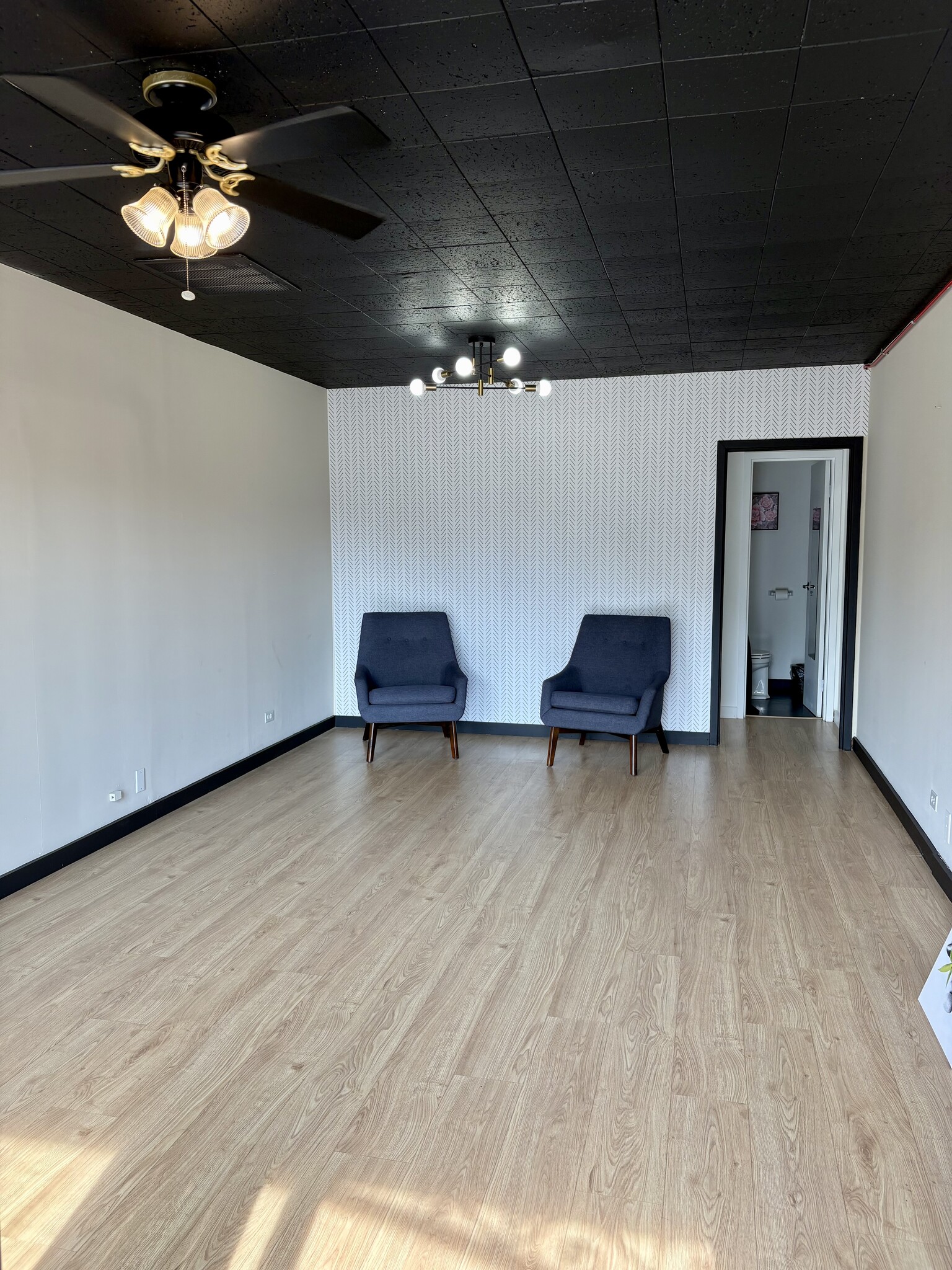 381 N York Rd, Elmhurst, IL à louer Photo intérieure– Image 1 sur 9