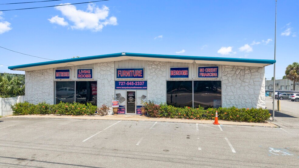 11425 N 66th St, Largo, FL à louer - Photo de l’immeuble – Image 2 sur 15