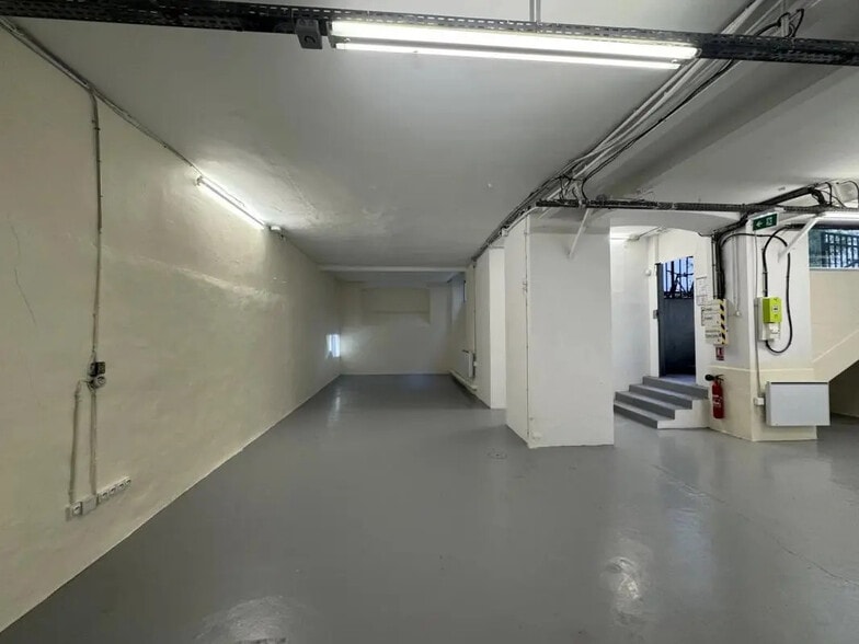 Local commercial dans Paris à louer - Photo de l’immeuble – Image 3 sur 7