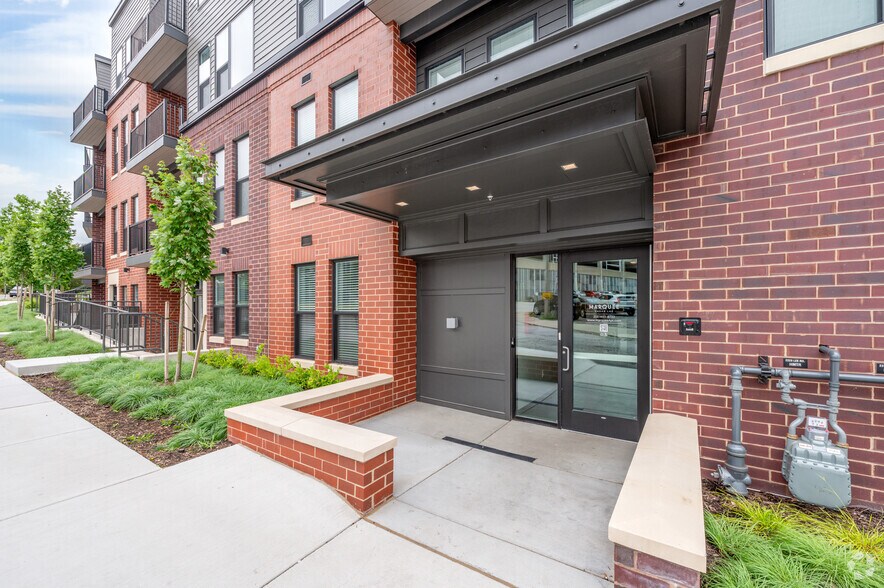 2223 Lee Rd, Cleveland, OH à louer - Photo de l’immeuble – Image 3 sur 33