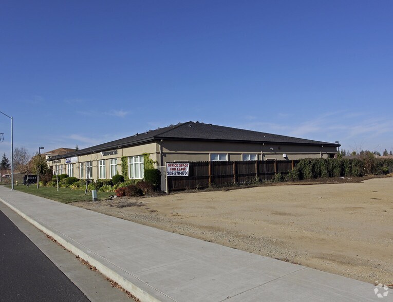 2111 W Kettleman Ln, Lodi, CA à louer - Photo de l’immeuble – Image 3 sur 4