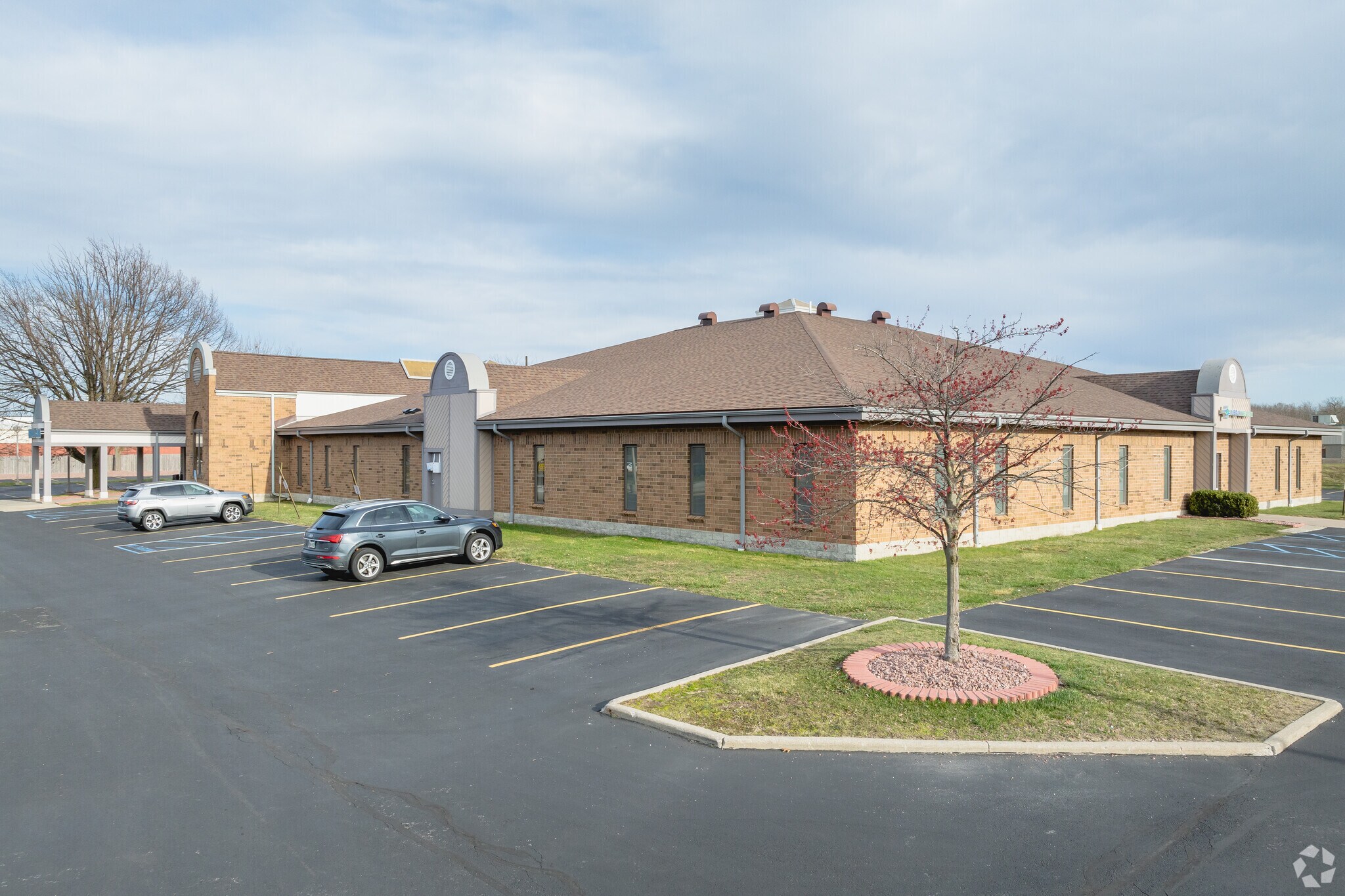 6839-6855 Spring Valley Dr, Holland, OH à louer Photo de l’immeuble– Image 1 sur 10