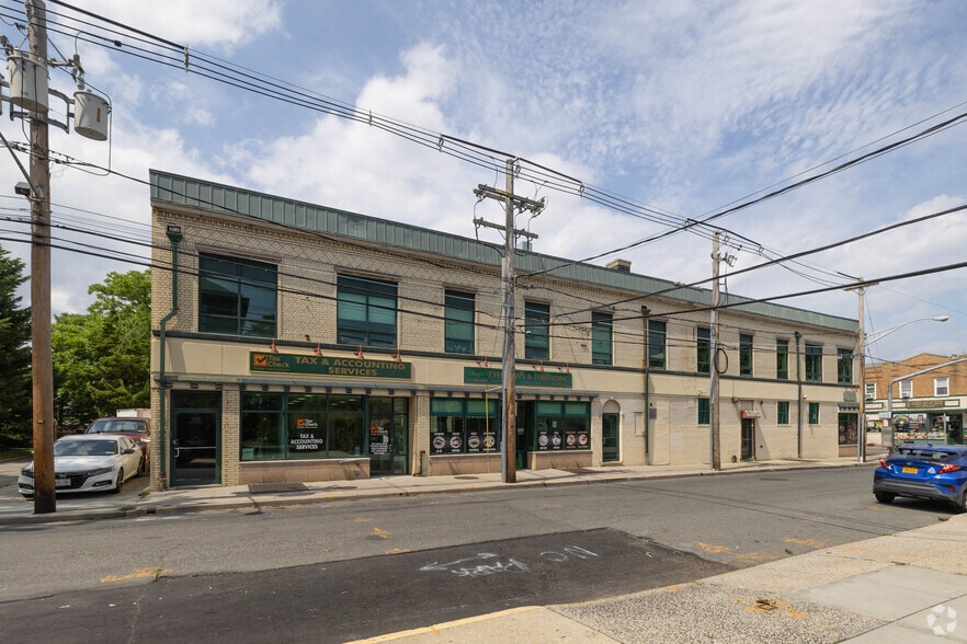 40-44 Guy Lombardo Ave, Freeport, NY à louer - Photo de l’immeuble – Image 2 sur 3