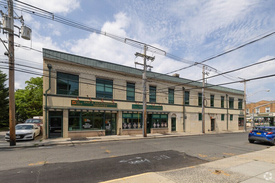 40 Guy Lombardo Ave, Freeport, NY à louer - Photo de l’immeuble – Image 2 sur 7