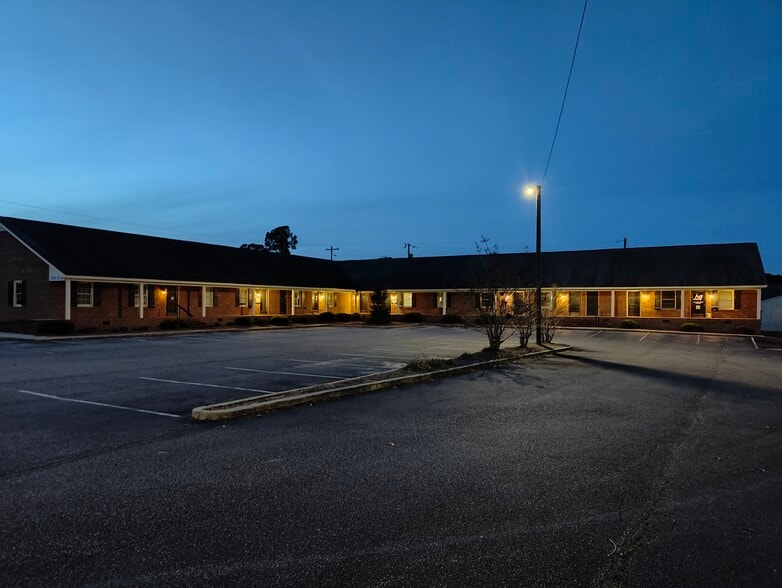 Sunset Ave, Rocky Mount, NC à vendre - Photo principale – Image 1 sur 25