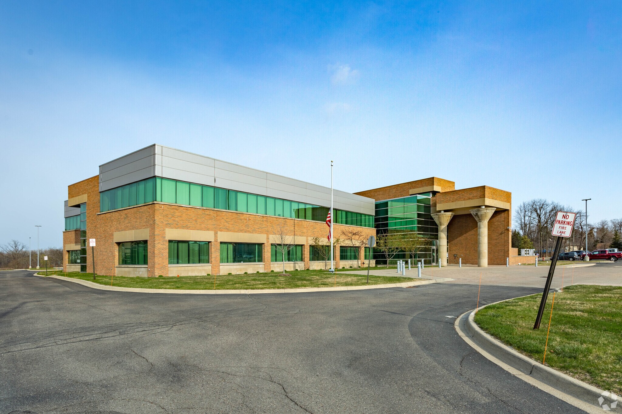 1685 N Opdyke Rd, Auburn Hills, MI à vendre Photo de l’immeuble– Image 1 sur 13