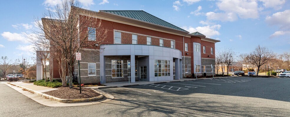 1071 Care Way, Fredericksburg, VA à louer - Photo principale – Image 1 sur 2