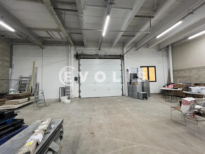 Local d’activités dans Neuilly-sur-Marne à louer - Photo de l’immeuble – Image 3 sur 9