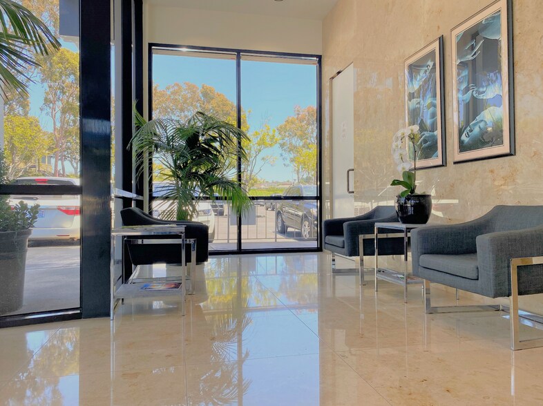 260 newport center Dr, Newport Beach, CA à louer - Photo de l’immeuble – Image 2 sur 14